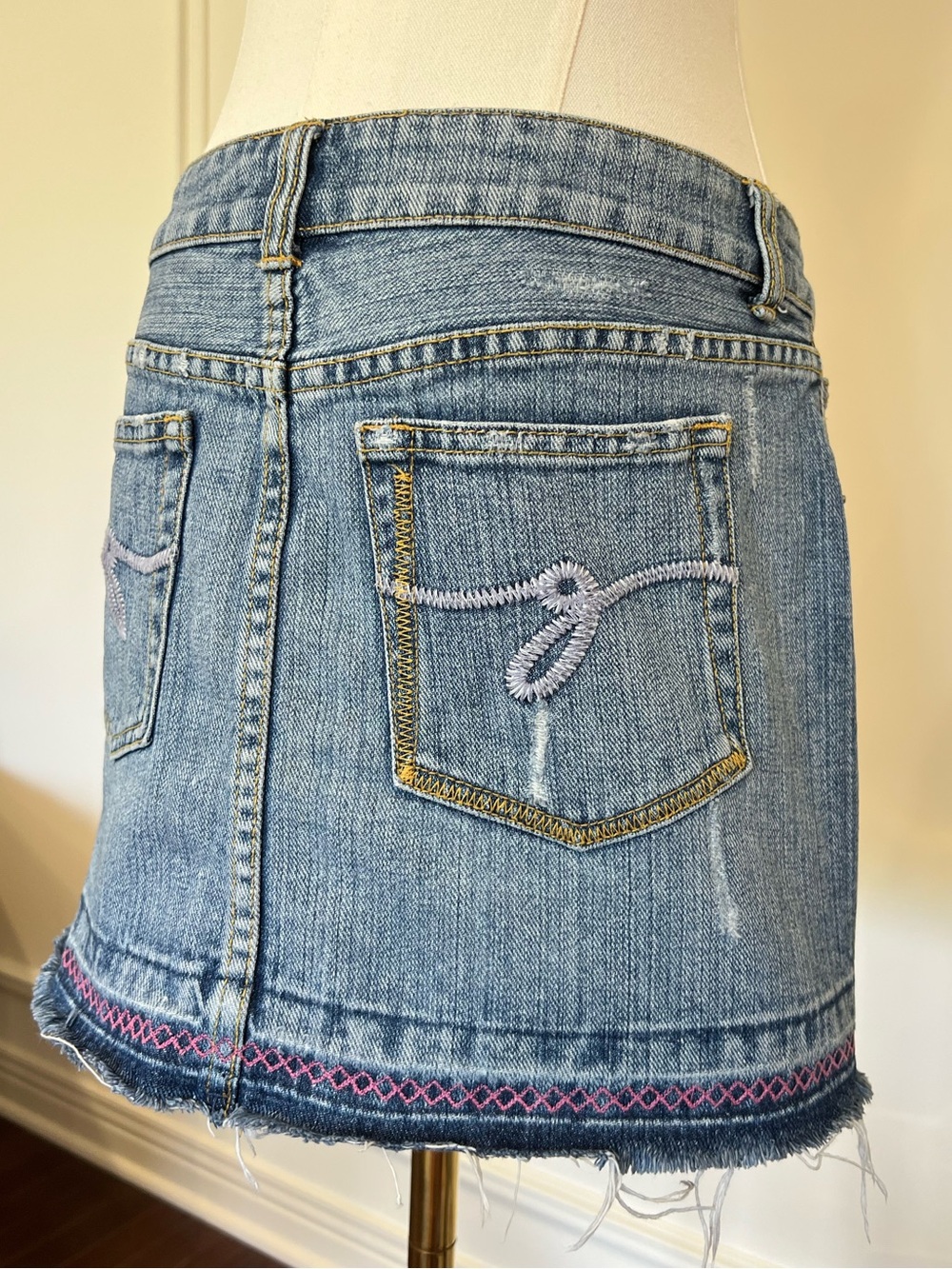 Guess Jeans Y2K light wash Micro Mini Denim Skirt Sz‎ 27 Embroidered